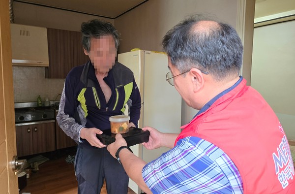▲ 건협 충북세종지부가 소외계층 도시락 배달 봉사를 진행했다.