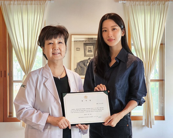 ▲ 유경하 이화의료원장(왼쪽)과 문가영 씨.