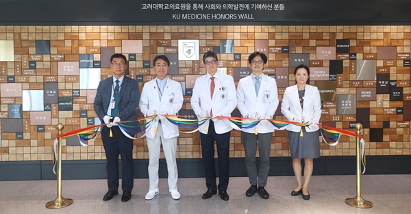 ▲ (왼쪽부터) 배성철 경영관리실장, 이성우 진료부원장, 한승범 병원장, 곽정면 홍보실장, 추영수 간호부장.