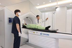 ▲ 유방암 환자가 마커리스 보조기가 설치된 헬시온 방사선치료실에서 치료를 준비하고 있다.