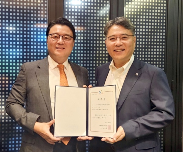 ▲ 고도일 회장(왼쪽)과 구성욱 원장.
