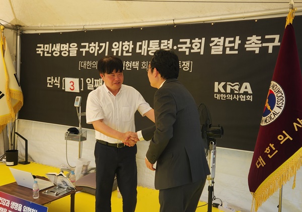 ▲ 임현택 회장의 단식소식을 접한 최대집 전 회장이 단식장을 방문했다.