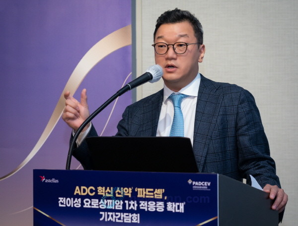 ▲ 한국아스텔라스제약은 29일, 그랜드 인터컨티넨탈 서울 파르나스에서 파드셉의 전이성 요로상피암 1차 치료 적응증 확대를 기념하는 기자간담회를 개최했다. 김준일 대표가 파드셉의 혁신을 강조하고 있다.