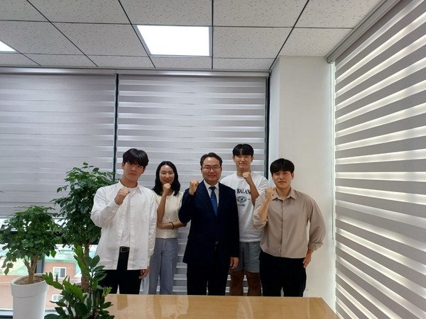 ▲ 김위학 회장(가운데)이 약대생들을 만나 약사 현안 관련 인터뷰를 진행했다.