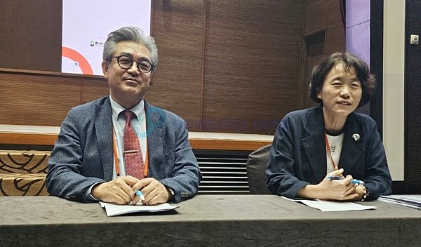▲ 김정태 회장(왼쪽)과 이영희 고문은 의료기관 내 약사 인력 기준을 강화하기 위한 작업을 진행 중이라고 밝혔다.