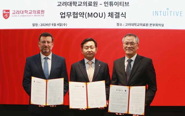 ▲ (왼쪽부터) 게리 굿하트 CEO, 윤을식 의무부총장 겸 의료원장, 최용범 대표.