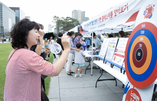 ▲ 한국노바티스는 5일, 서울특별시ㆍ서울시 대사증후군관리사업지원단ㆍ대한심혈관중재학회와 함께 ‘대사증후군 서울시와 오락하자’ 행사를 통해 서울시민들을 대상으로 ‘나쁜 콜레스테롤’에 대한 인식개선 캠페인을 진행했다고 밝혔다.