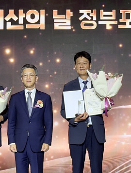 ▲ 한미약품 최인영 R&D센터장이 4일 대통령 소속 국가지식재산위원회 주최로 서울 양재동 엘타워에서 열린 ‘제7회 지식재산의 날’ 기념식에서 산업통상자원부 장관 표창을 수상했다.
