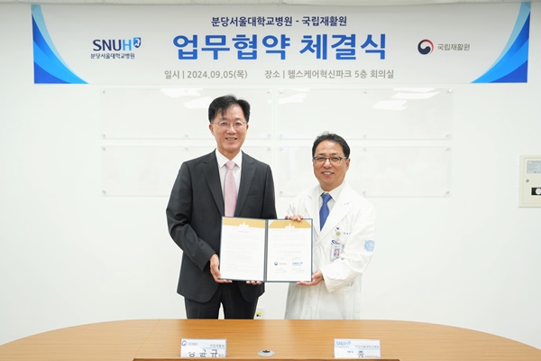 ▲ 강윤규 원장(왼쪽)과 이학종 연구원장.