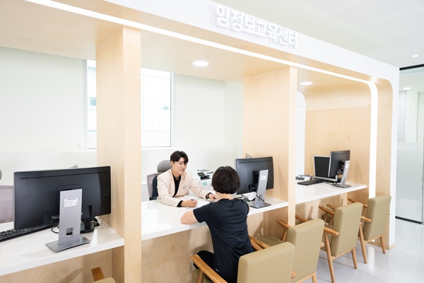 ▲ 암정보교육센터에서 암환자가 건강관리 상담을 받고 있다.