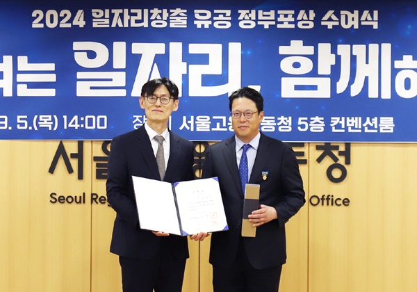▲ 하형소 노동청장(왼쪽)과 이상훈 대표원장.