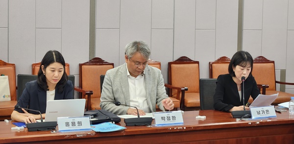 ▲ (왼쪽부터) 홍용희 이사, 박정환 이사, 남가은 이사.