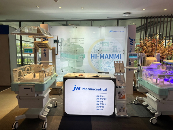 ▲ JW중외제약은 지난 4일부터 6일까지 서울 강남구 코엑스에서 열린 ‘제23차 아시아ㆍ오세아니아 주산의학학술대회(FAOPS 2024)’에 참가해 ‘하이-마미(HI-MAMMI) 하이브리드(JW-Hi7000) 보육기’를 소개했다고 9일 밝혔다.