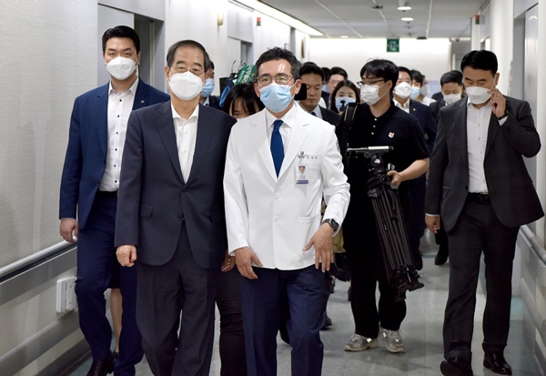 ▲ 한덕수 국무총리가 화순전남대병원을 방문했다.