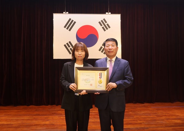 ▲ 최윤희 간호사가 최근 ‘제17회 치매극복의 날’을 맞아 구리시장 표창장을 수상했다.