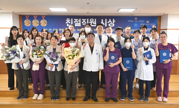 ▲ 한양대병원은 지난 12일 ‘제100회 친절직원 시상식’을 개최했다.