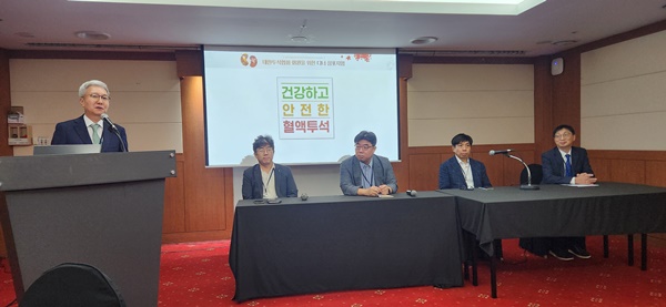 ▲ 심포지엄에 참석한 패널들은 다양한 관점에서 인공신장실 기준에 대한 다양한 의견을 제시했다.
