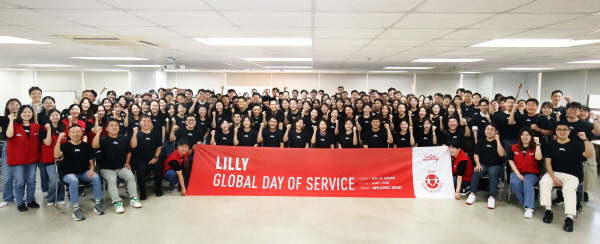 ▲ 한국릴리는 올해 한국에서 15번째로 진행되는 ‘세계 봉사의 날(Global Day of Service)'을 맞이해 25일 전 임직원들이 한 자리에 모여 자원봉사 활동을 진행했다고 밝혔다.