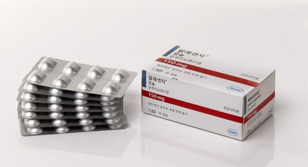 ▲ 한국로슈는 자사의 역형성 림프종 인산화효소(Anaplastic Lymphoma Kinase, ALK) 양성 폐암 치료제 알레센자(성분명 알렉티닙)가 26일, ALK 양성 비소세포폐암 환자에서 완전 종양 절제술 후 보조요법으로 식품의약품안전처 허가를 받았다고 밝혔다.