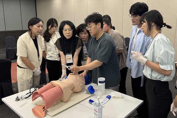 ▲ 전남대병원 권역외상센터 김동기 교수가 교육에 참여한 보건진료소장들에게 응급환자 처치 방법 등에 대해 설명하고 있다.