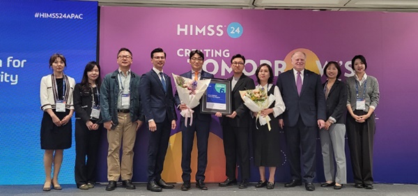 ▲ HIMSS APAC 사이먼 린 부사장(왼쪽 4번째), 서울대병원 정창욱 정보화실장(왼쪽 5번째), HIMSS 해롤드 울프 회장(오른쪽 3번째)