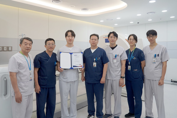 ▲ 양산부산대병원 핵의학기술팀 방사선사들이 핵의학 전문방사선사자격증을 취득했다.