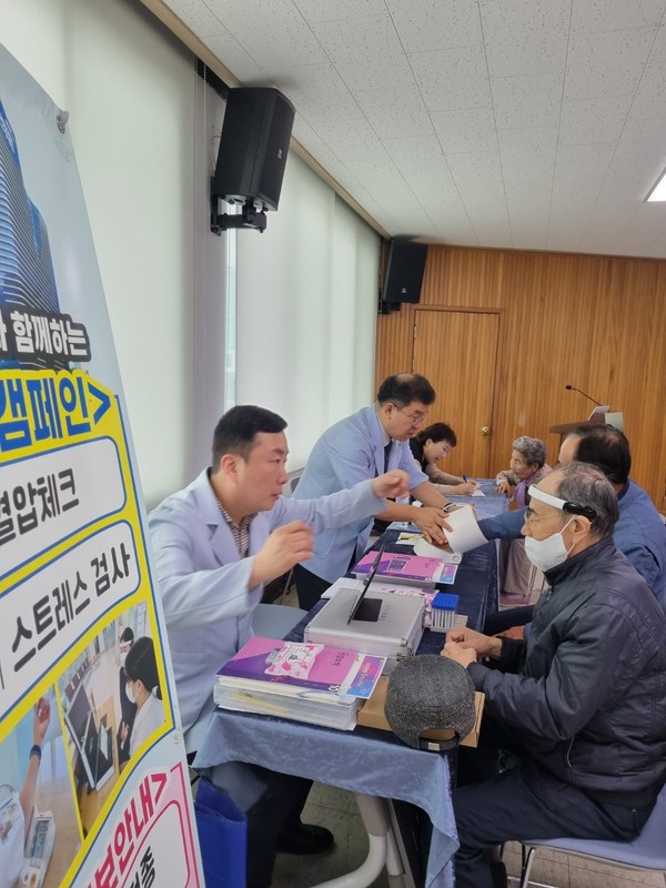 ▲ 건협 충북세종지부가 건강캠페인을 실시했다.