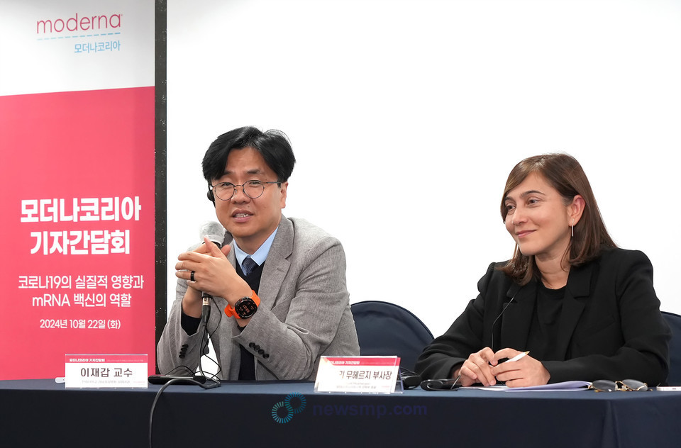 ▲ 모더나코리아는 22일, 서울 프레스센터에서 기자간담회를 개최하고 지난 4년간 축적된 실사용 근거(Real-World Evidence, RWE) 데이터와 아시아-태평양 지역 5개국에서 진행한 설문조사 결과를 바탕으로 코로나 시대의 현주소 및 코로나19 백신의 역할을 조명했다. 한림대학교 강남성심병원 이재감 교수(왼쪽)와 모더나 아시아퍼시픽 의학부 피알리 무헤르지 부사장이 기자들의 질문에 답하고 있다.