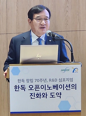 ▲ 김영진 회장은 한독이 지난 70년간 인류의 건강한 삶에 기여하겠다는 창업정신을 이정표로 변화와 혁신을 거듭해왔다고 자평하며, 앞으로도 오픈이노베이션과 자체신약개발을 강화해 글로벌 헬스케어 기업으로 도약, 인류의 더 건강한 내일을 위해 기여하겠다고 포부를 밝혔다.