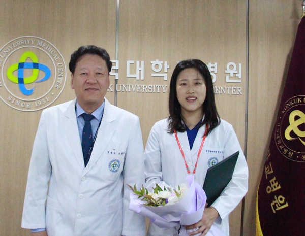 ▲ 박소연 간호사(오른쪽)가 하트세이버 수상 후 건국대병원 유광하 병원장과 기념촬영을 하고 있다.