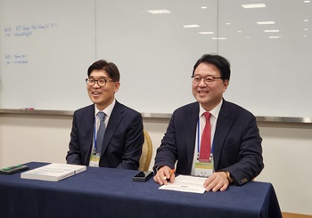▲ 지규열 총무이사(왼쪽)와 고도일 회장.