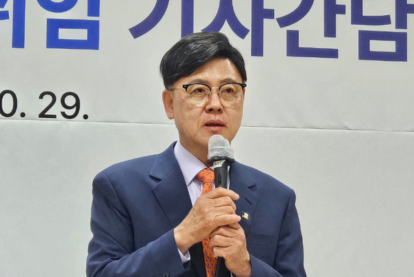 ▲ 이명수 신임 이사장은 국민과 함께하는 재단을 만들고 싶다는 포부를 밝혔다.