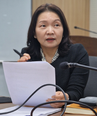 ▲ 한국글로벌의약산업협회(KRPIA) 허가임상위원회 김은화 전무가 신약허가 수수료 인상 및 신약허가 혁신 방안에 대한 회원사들의 입장을 전하고 있다.