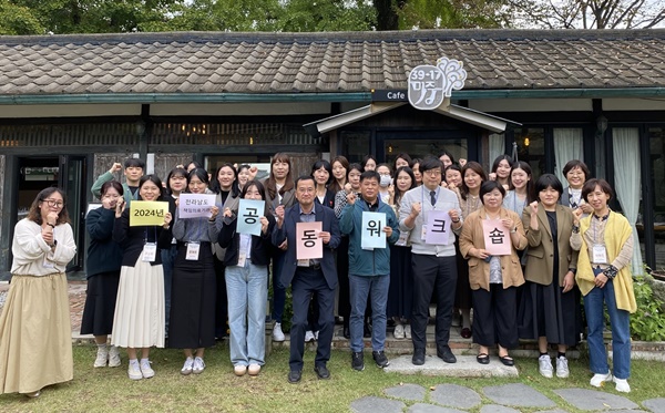 ▲ 화순전남대병원 박원주 공공보건의료사업실장(앞줄 오른쪽에서 네 번째)과 남원의료원 오진규 원장(앞줄 오른쪽에서 다섯 번째), 호남대학교 간호학과 김윤수 교수(앞줄 오른쪽에서 세 번째) 등이 워크숍 참여자들과 기념 촬영하고 있다.