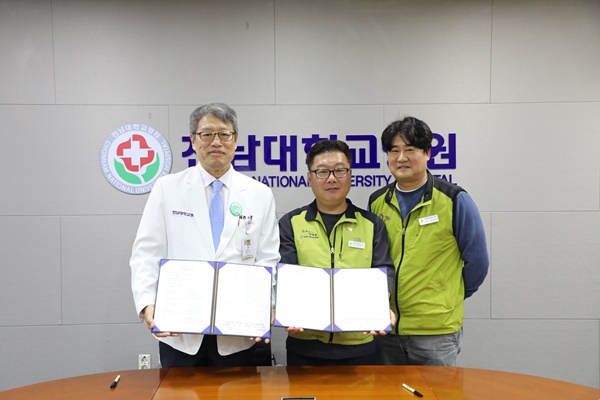 ▲ (왼쪽부터) 정신 병원장, 김태선 수석부지부장, 정재범 부위원장.