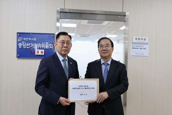 ▲ 최광훈 회장(왼쪽)이 선관위 예비후보 등록절차를 마치고 본격적인 선거운동에 나선다.