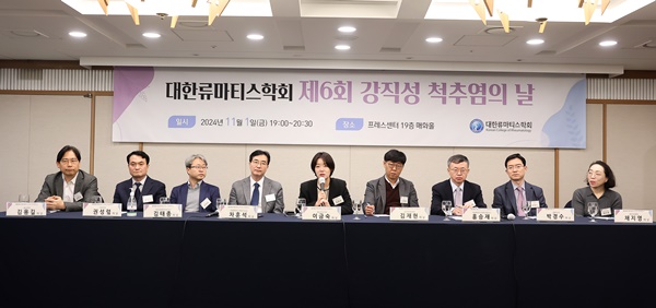 ▲ (왼쪽부터)김용길 학술이사, 권성렬 척추관절염연구회 전임회장, 김태종 척추관절염연구회 회장, 차훈석 이사장, 이금숙 헬스조선 기자, 김재현 강직성 척추염 환우, 홍승재 보험이사, 박경수 홍보위원, 채지영 홍보간사.