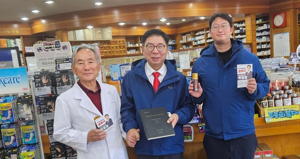 ▲ 박영달 예비후보(가운데)가 경북지역 약국가를 방문했다.