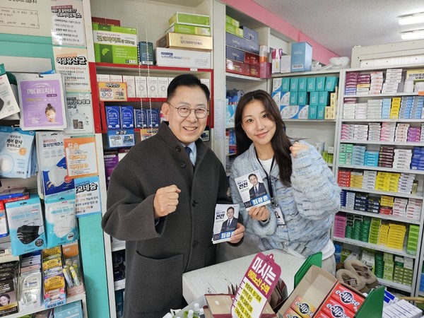 ▲ 최광훈 예비후보(왼쪽)가 7일, 강남지역 약국을 방문하며 선거 운동을 시작했다.