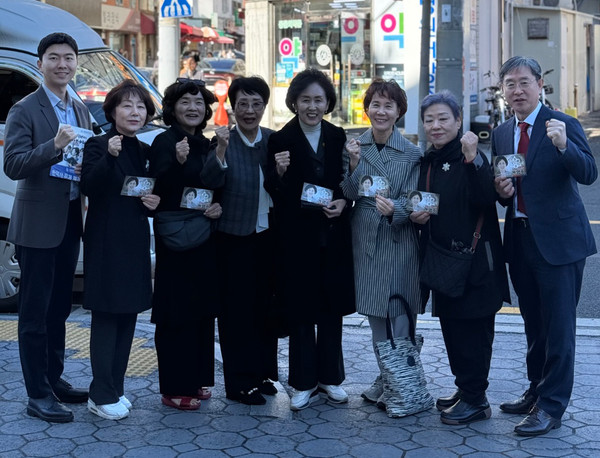 ▲ 권영희 예비후보(가운데)는 부산지역 약국을 방문해 대체조제 사후통보 절차 개선을 추진하겠다고 약속했다.