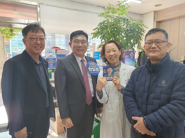 ▲ 한일권 예비후보(왼쪽에서 두번째)는 7일, 광명지역 약국가를 방문했다.