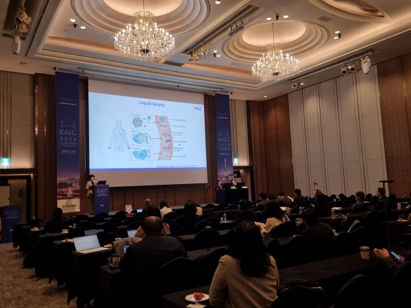 ▲ GC지놈(은 조은해 연구소장이 ‘2024 대한폐암학회 국제학술대회(KALC IC 2024, Korean Association for Lung Cancer)’에서 ‘아이캔서치(ai-CANCERCH)’관련 연구 성과를 발표했다고 8일 밝혔다.