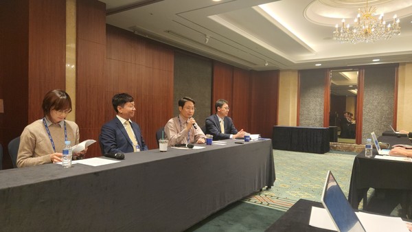 ▲ (왼쪽부터) 강혜린 교수, 김열 교수, 임채홍 홍보간사, 박인규 홍보이사.