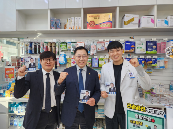 ▲ 최광훈 예비후보가 강서구 약국가를 방문해 회원 약사들을 만났다.