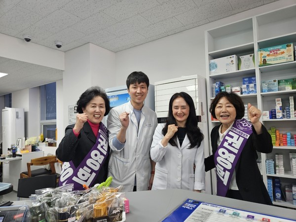 ▲ 마산, 창원 지역 약국가를 찾은 권영희 예비후보가 최광훈 예비후보의 재선을 저지하겠다고 밝혔다.
