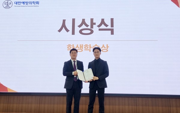▲ 홍영습 이사장(왼쪽)과 박세열 학생.