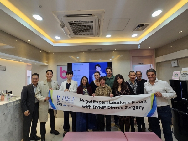 ▲ 휴젤은 최근 프랑스 미용성형 분야 의료진을 대상으로 ‘H.E.L.F. Global Expert Workshop’을 개최, 안전하고 효과적인 HA필러 시술 세미나를 진행했다고 밝혔다.