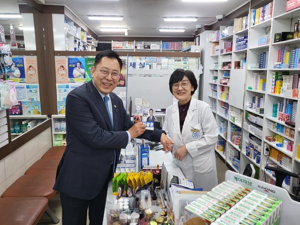 ▲ 최광훈 후보(왼쪽)가 서울시 중구 약국가를 찾았다.