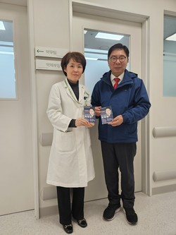 ▲ 박영달 후보(오른쪽)가 병원약사들의 처우 개선에 나서겠다고 약속했다.