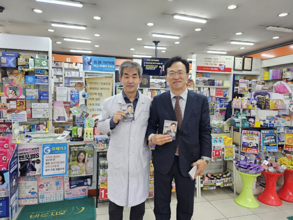 ▲ 연제덕 후보(오른쪽)가 품절약 문제를 해결하겠다고 약속했다.